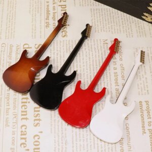 מיני גיטרה מעץ לקישוט https://kolbomusic.com/mini-guitar-ornament/ מיני גיטרה מעץ – תמונה נוספת 3