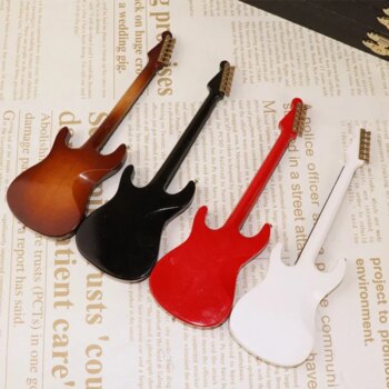 מיני גיטרה מעץ לקישוט https://kolbomusic.com/mini-guitar-ornament/ 71939 d33itj